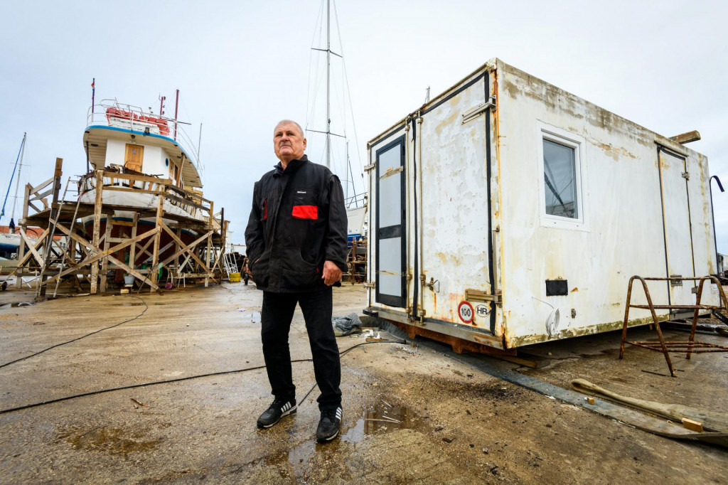 Marko Bašić Bačvar uz pomoć volontera, djelatnika komunalnog poduzeća u svom brodogradilištu Marina Vinici preuredjuje hladnjače za ribu u stambene kontejnere