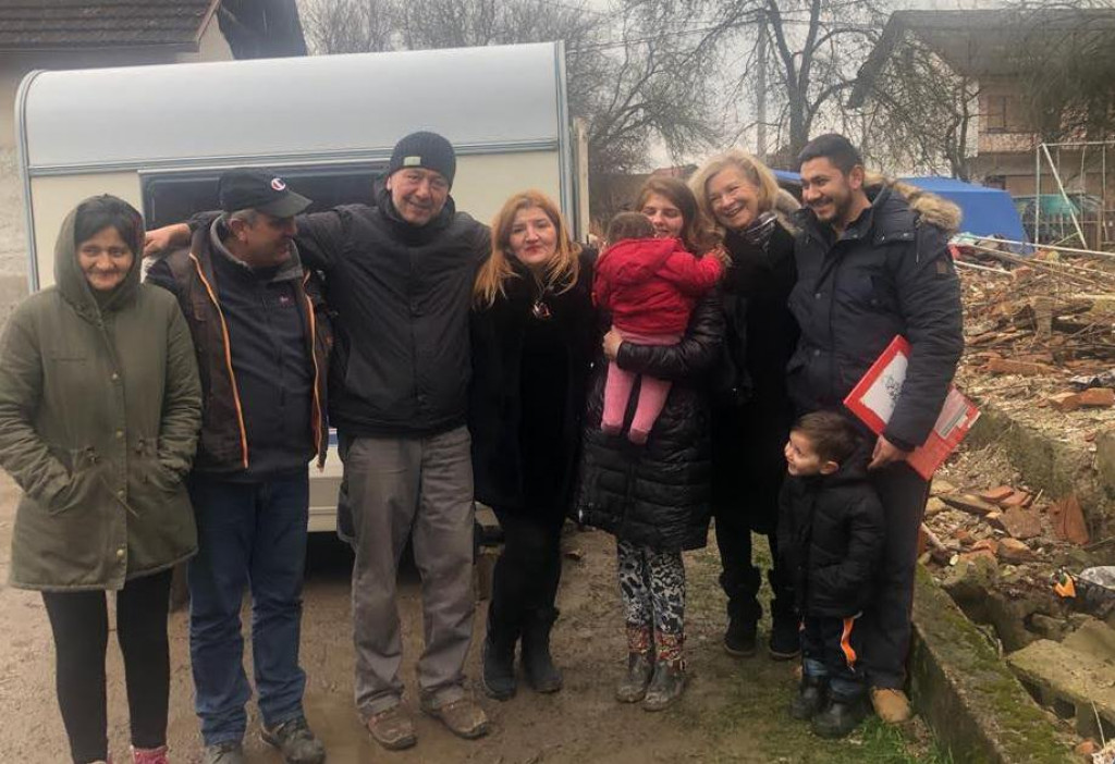 Ornela Šupe i predsjednica &amp;#39;Kruga&amp;#39; Dragica Jerkov s obitelji Jurković koji su ostali bez doma