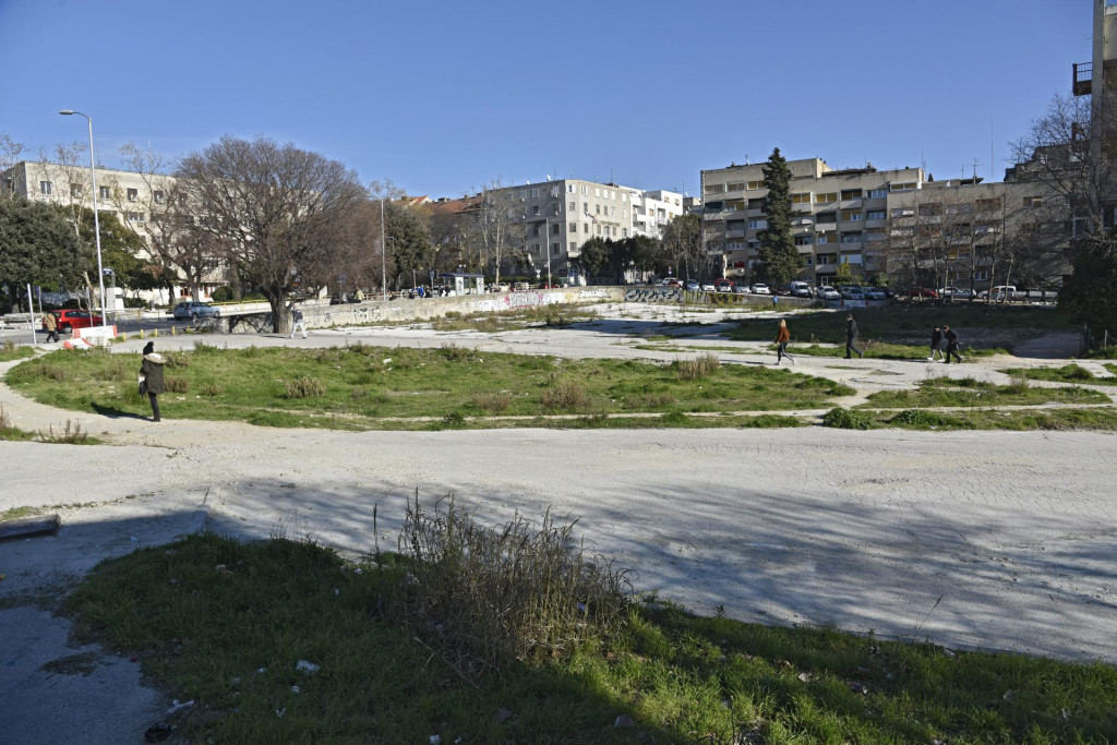 Na prostoru nekdašanjeg parkirališta na početku Vukovarske ulice ništa se nije izgradilo dva desetljeća