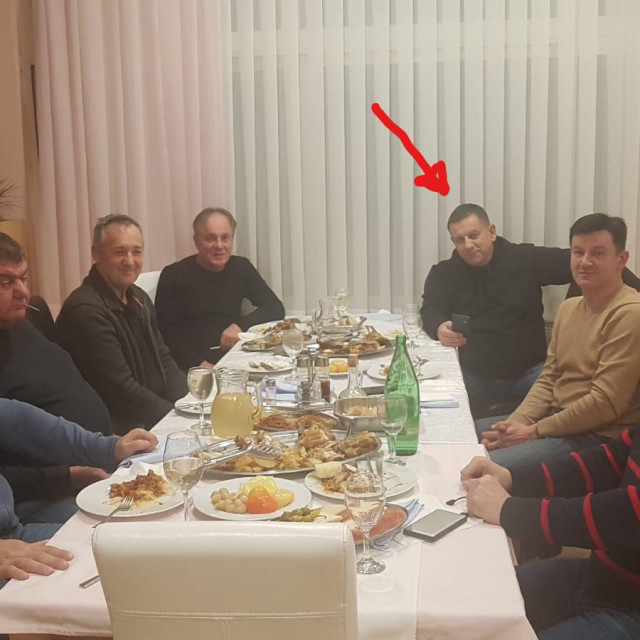 Nikola Blažević (označen strelicom) na večeri sa svojim stranačkim kolegama