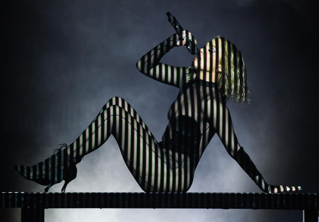 Atraktivan obol događaju, ali s drugačijom scenografijom nastupa, dakako, dat će i Jennifer Lopez