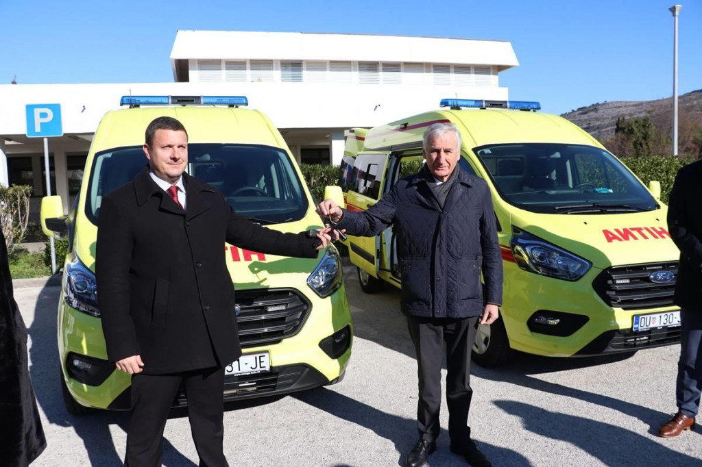 Župan je ravnatelju Zavoda za hitnu medicinu uručio ključeve dva nova vozila za ispostave Blato i Korčula
