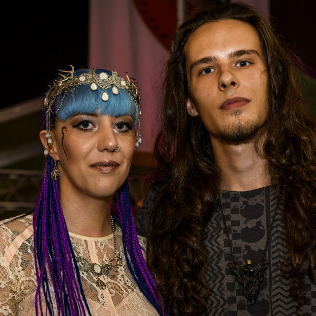 Nina Kraljić s dečkom Dorjanom snimljena na Festivalu dalmatinske šansone Šibenik 2019. godine
