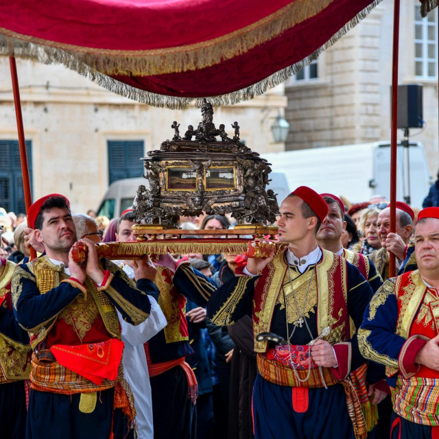 Dubrovnik, 03.02.2020.&lt;br /&gt;
Svecanu misu na festu sv.Vlaha predvodio je Gospicko-Senjski biskup Zdenko Krizic nakon cega je usljedila procesija sa barjacima i mocima sv.Vlaha.&lt;br /&gt;