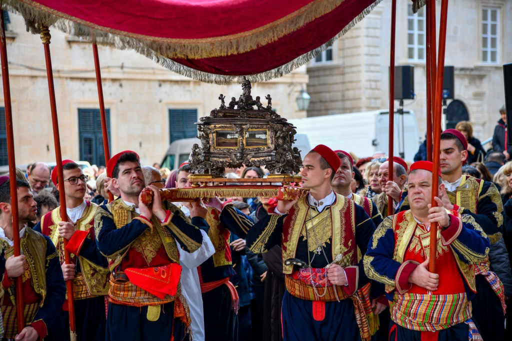 Dubrovnik, 03.02.2020.&lt;br /&gt;
Svecanu misu na festu sv.Vlaha predvodio je Gospicko-Senjski biskup Zdenko Krizic nakon cega je usljedila procesija sa barjacima i mocima sv.Vlaha.&lt;br /&gt;