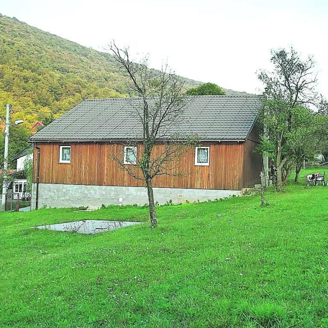 BRINJE - Stajnica, 100 m2, okućnica 4500 m2, 65.000 €