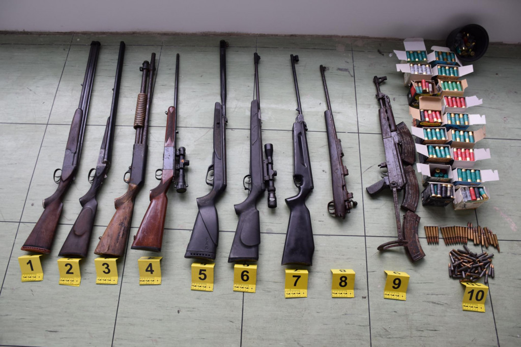 arsenal oružja i streljiva pronađeni kod 41-godišnjaka u Pločama