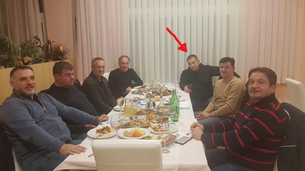 Nikola Blažević (označen strelicom) na večeri sa svojim stranačkim kolegama u hotelu u Kninu