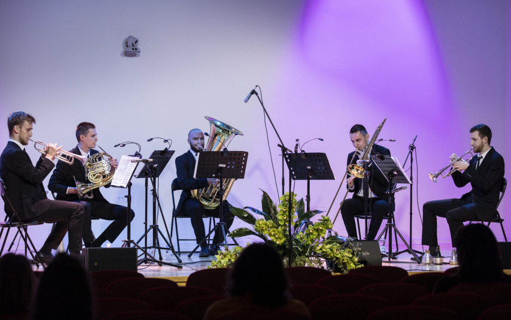 Zagreb Brass Quintet čine Peter First, Alen Vađunec, trube, Ante Medvidović rog, Mate Đuzel, trombon i Mihael Hrgar, tuba 