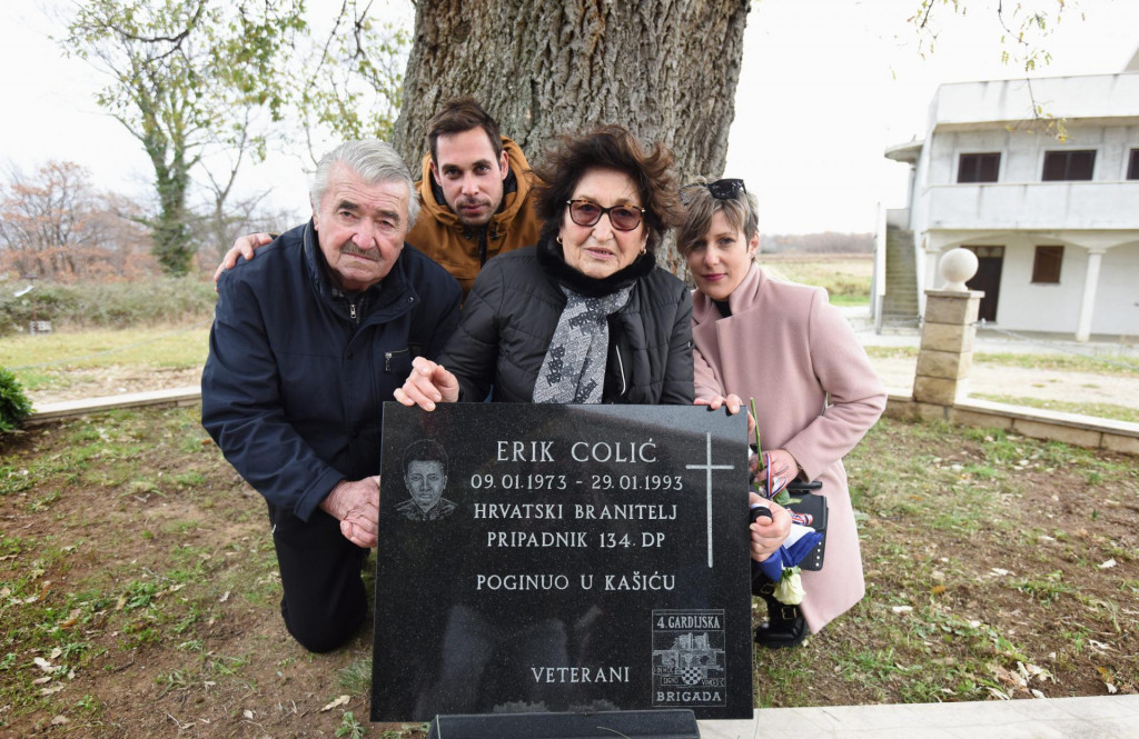 Jasna i Mladen Colić, majka i otac poginulog branitelja s unucima Danijelom Lacman i Ivanom Pelicarićem.&lt;br /&gt;
 