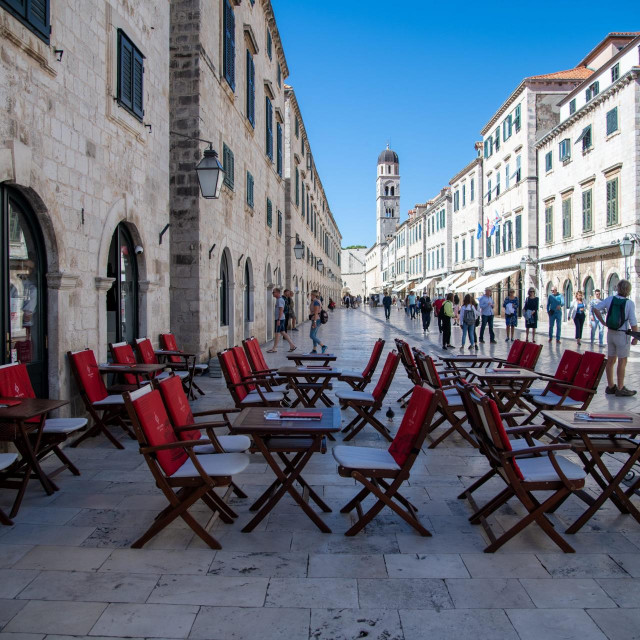 - 2020. U FOTOGRAFIJAMA CROPIX-A -&lt;br /&gt;
&lt;br /&gt;
Dubrovnik, 300920.&lt;br /&gt;
U organizaciji Udruge ugostitelja Dubrovnik, odrzana je akcija ‘3 do 12‘, u kojoj je obustavljeno posluzivanje gostiju od 11.57 do 12.57.&lt;br /&gt;