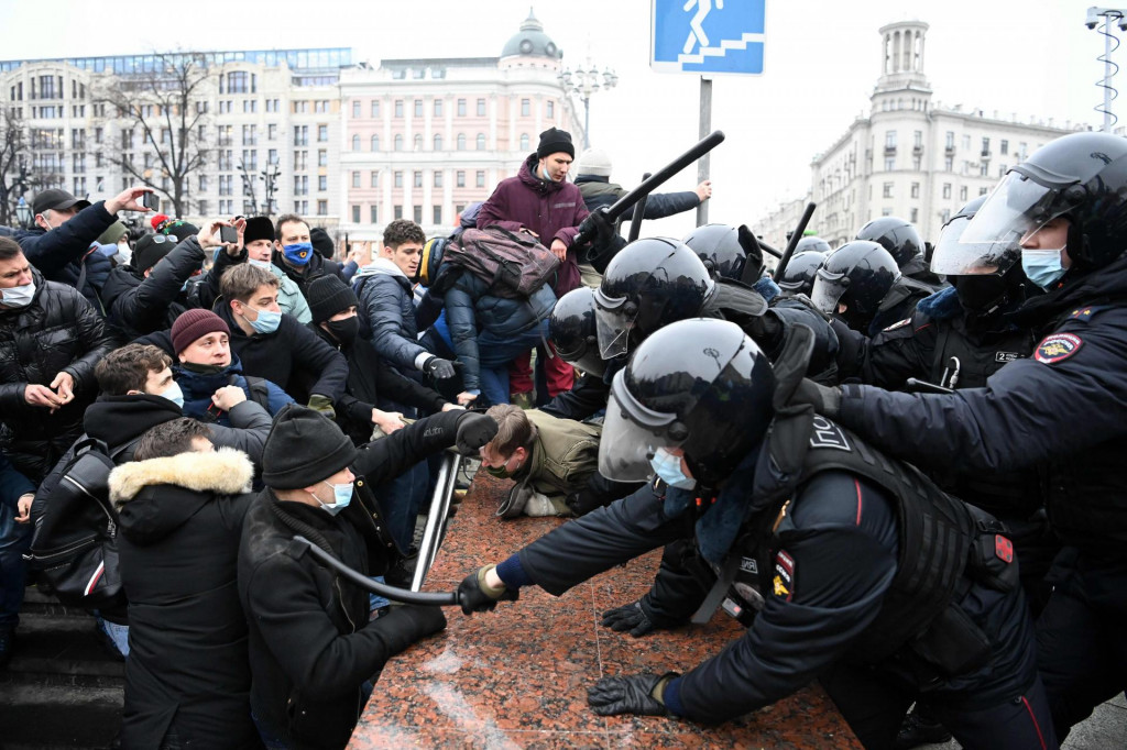 Prosvjednici su u bliskom kontaktu s protuprosvjedničkom policijom&lt;br /&gt;
AFP