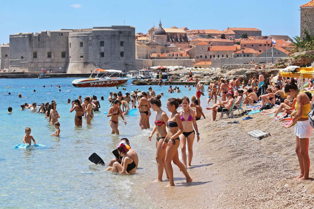 Turisti uzivaju u kupanju i suncanju na plazi Banje