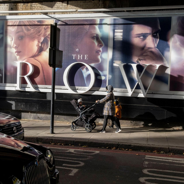 Plakat za četvrtu sezonu Netflixove serije &amp;#39;Kruna&amp;#39; na ulicama Londona