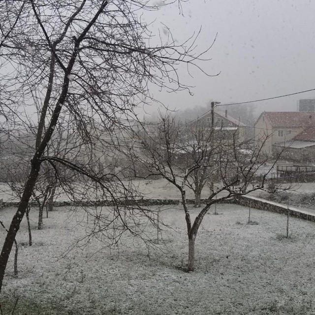 Cetinsku krajinu zabijelio snijeg, zadržava se svuda iako je podloga vlažna, vozači se pozivaju na oprez