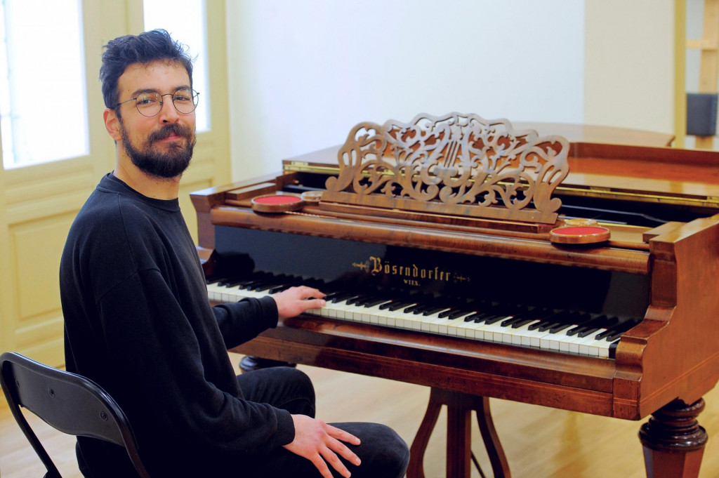 Kristian Nakić svira na 160 godina starom klaviru kojeg je posudio Hrvatskom domu