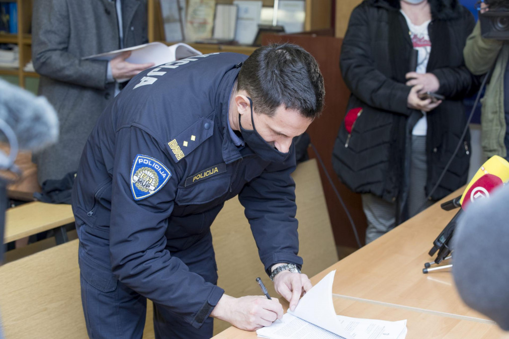 Matko Klarić potpisuje zapisnik nakon disciplinskog postupka