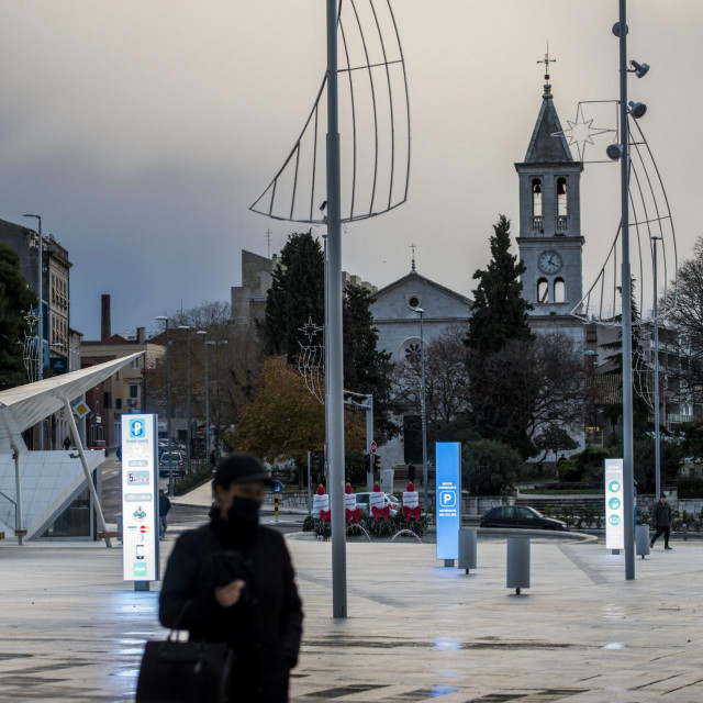 Sibenik, 091220.<br />
Kisa, jugo i epidemiloske mjere ispraznile ulice grada, tek koji setac se sretne na njima.<br />