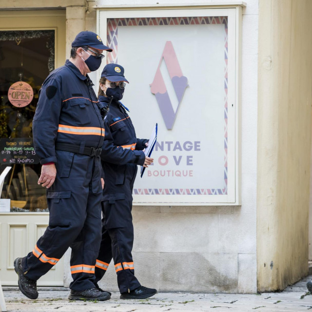 Sibenik, 171220.<br />
Drzavne intervencijske postrojbe Civilne zastite, Covid redari nadziru provodjenje mjera koje je izdao Stozer.<br />