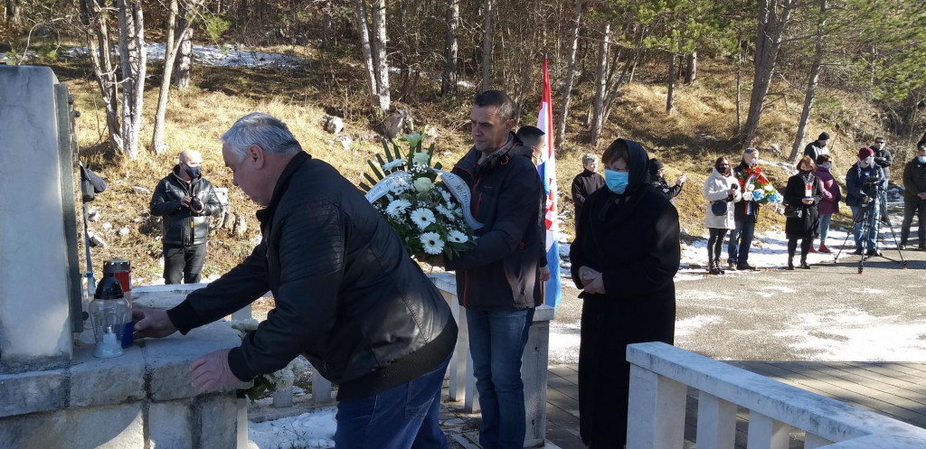 Na spomen-obilježje poginulom branitelju Anti Buljanu vijenac su položili majka Nedjeljka, te braća Dražen i Zdravko