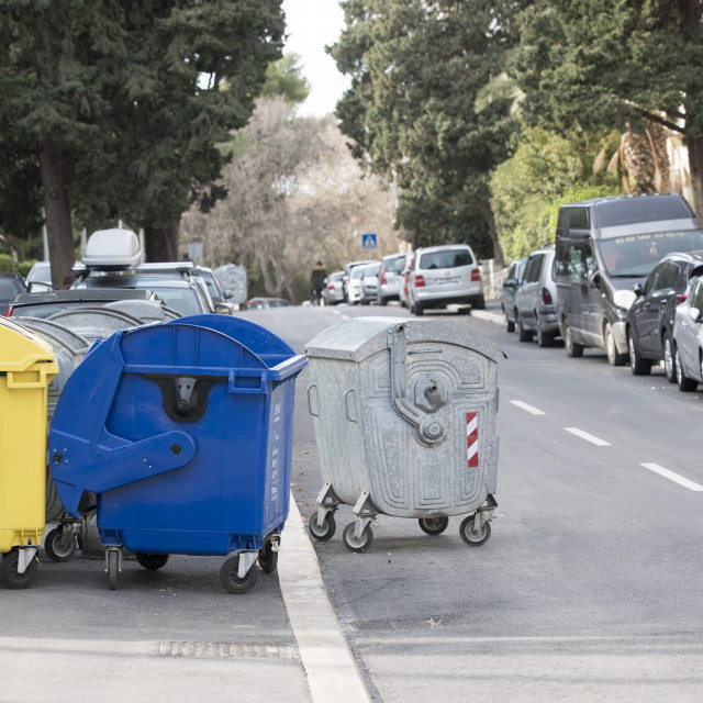 Bez odgovarajućeg prostora, kontejneri u Gajevoj ometaju vozače i pješake 