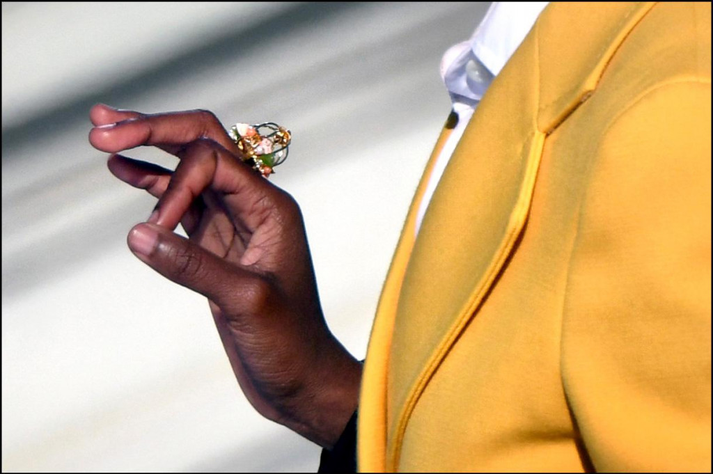 Prsten s pticom u krletci koji je Amandi darovala Oprah Winfrey 