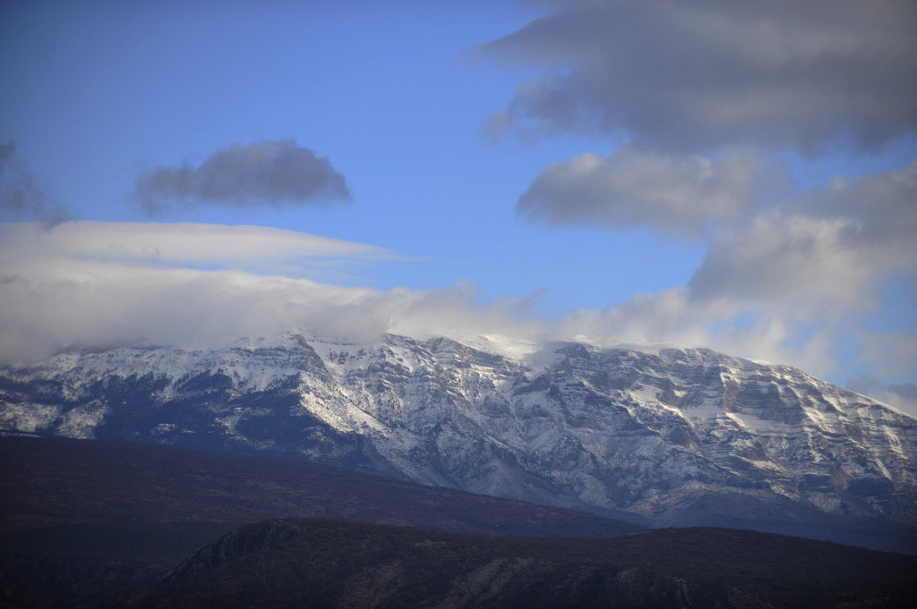 Pogled na snijegom prekriveni Sinjal, koji je sa 1830 metara &amp;#39;krov Hrvatske&amp;#39; 