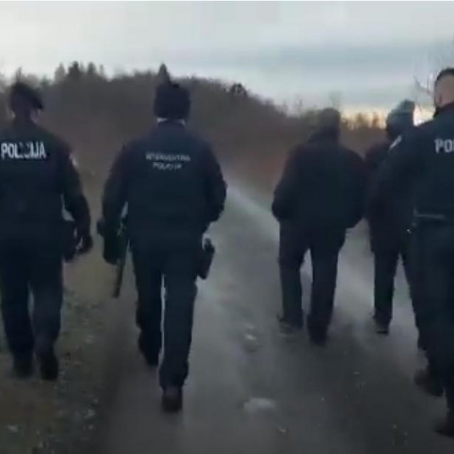 Policija je europarlamentarcima stala na put