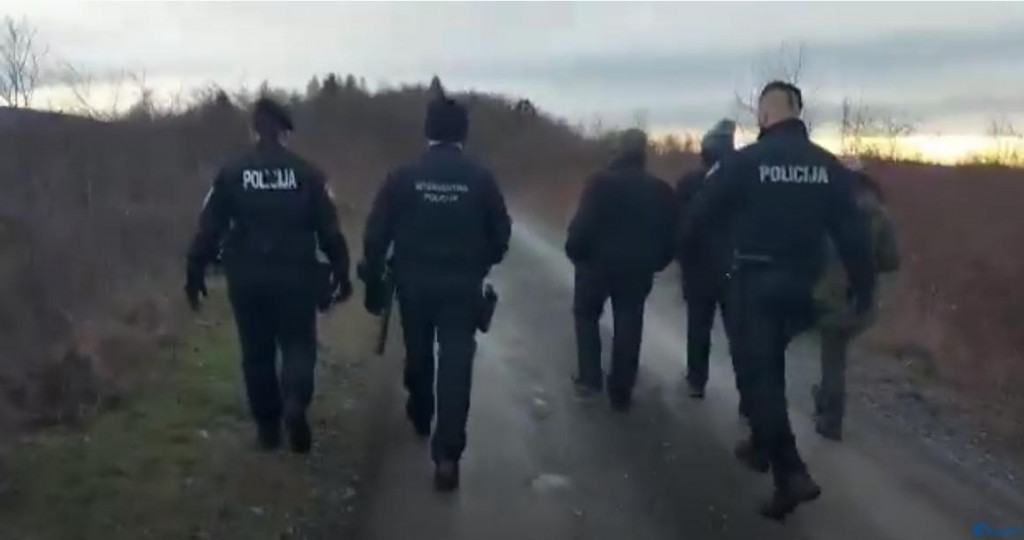 Policija je europarlamentarcima stala na put