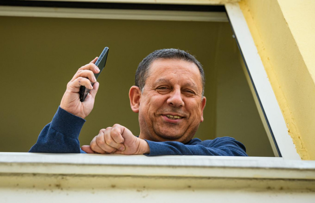 Dožupan Nikola Blažević snimljen na prozoru svog ureda