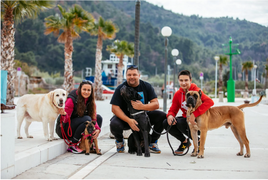 Srđan Botica s obitelji i novim psom, Locom
