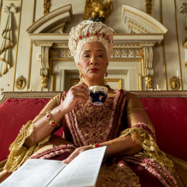 Golda Rosheuvel kao Queen Charlotte u 105. epizodi popularne serije &amp;#39;Bridgerton&amp;#39; ritualno ispija čaj iz porculana&lt;br /&gt;
 