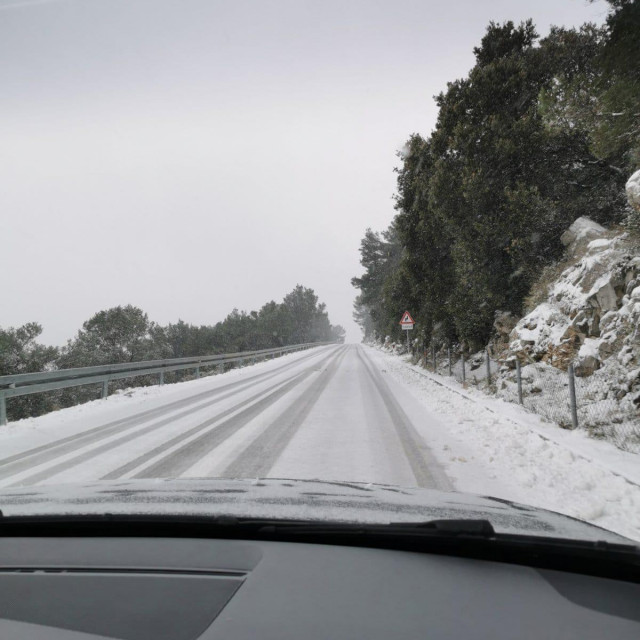 Snijeg na Korčuli počeo se topiti