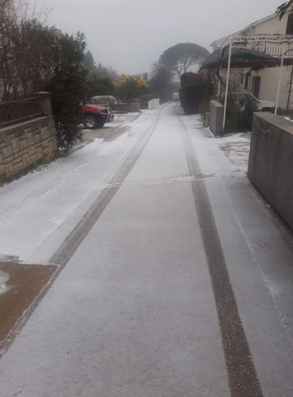 Snijeg je polovicom veljače 2021. zabijelio Pelješac