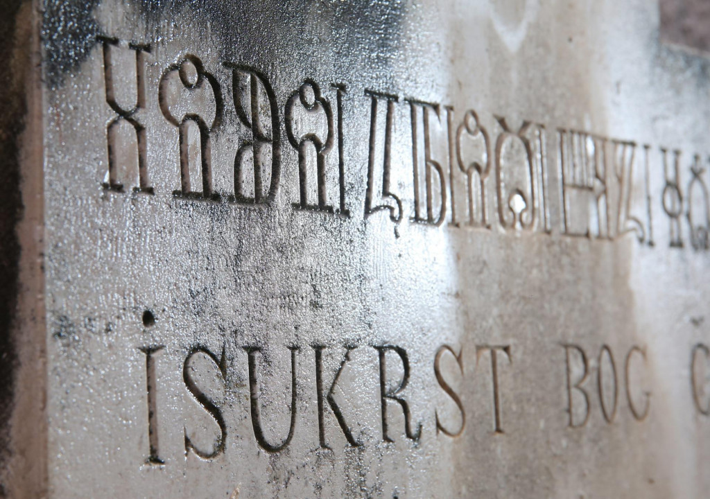 Na kamenom križ iz 1900. jasno je vidljiv glagoljaški natpis preveden na latinicu