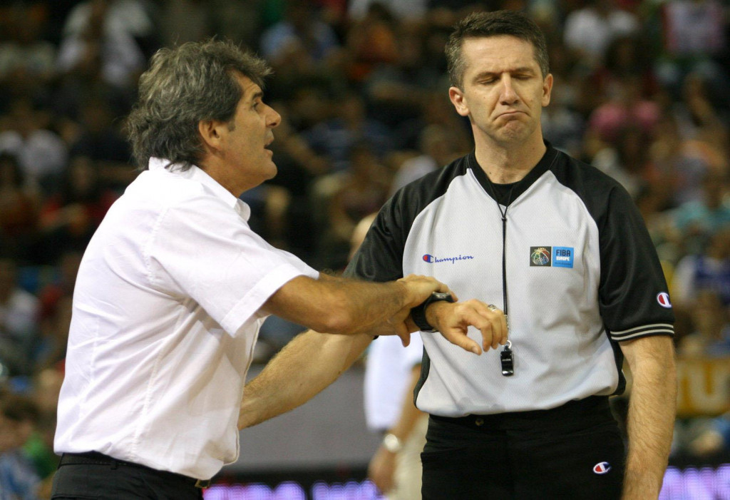Prvi put na Eurobasketu Sreten Radović je sudio 2007. u Španjolskoj - pored njega francuski izbornik Claud Bergaud u Madridu foto: Tonči Vlašić