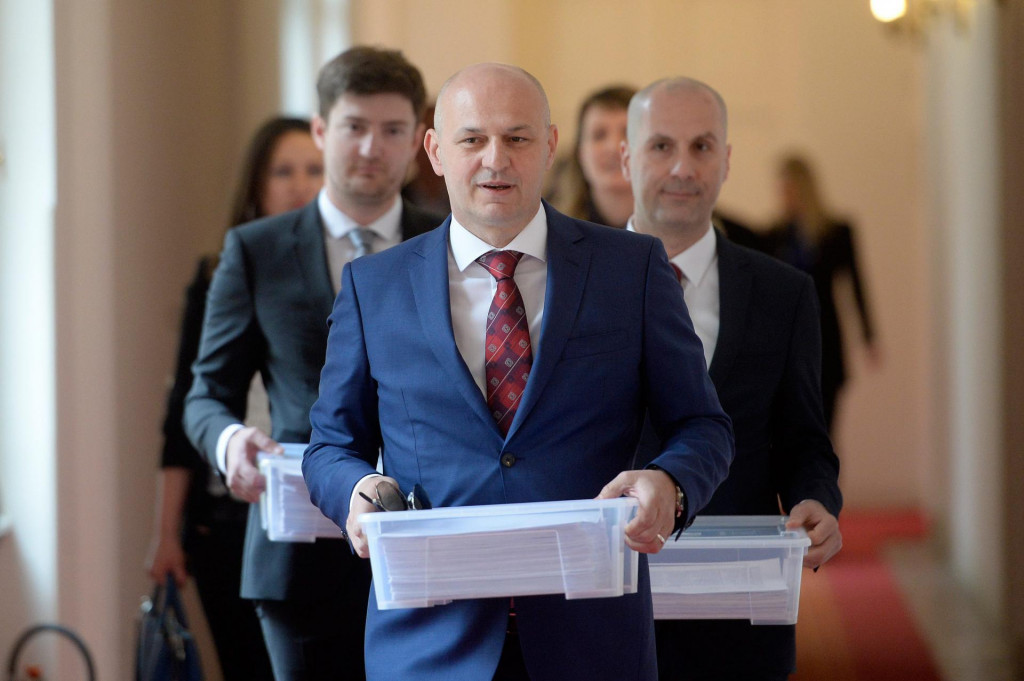 Kolakušić sa suradnicima snimljen neposredno pred predaju kandidacijskih lista za natjecanje na izborima za Europski parlament