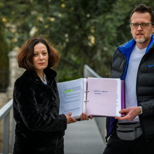 Supružnici Ana i Ivan Šimić s debelom dokumentacijom o kreditima u švicarskim francima koji su im zagorčali život&lt;br /&gt;
&lt;br /&gt;
 