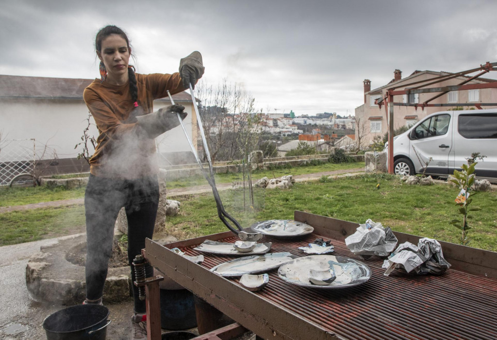 Ana Lončar vadi keramiku na hlađenje