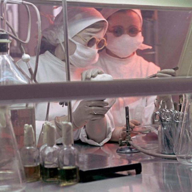 Prizor s Instituta Mihaila Čumakova snimljen 13. svibnja 1961., u vrijeme kada se zvao Institut za poliomijelitis i viralni encefalitis pri Sovjetskoj akademiji medicinskih znanosti
