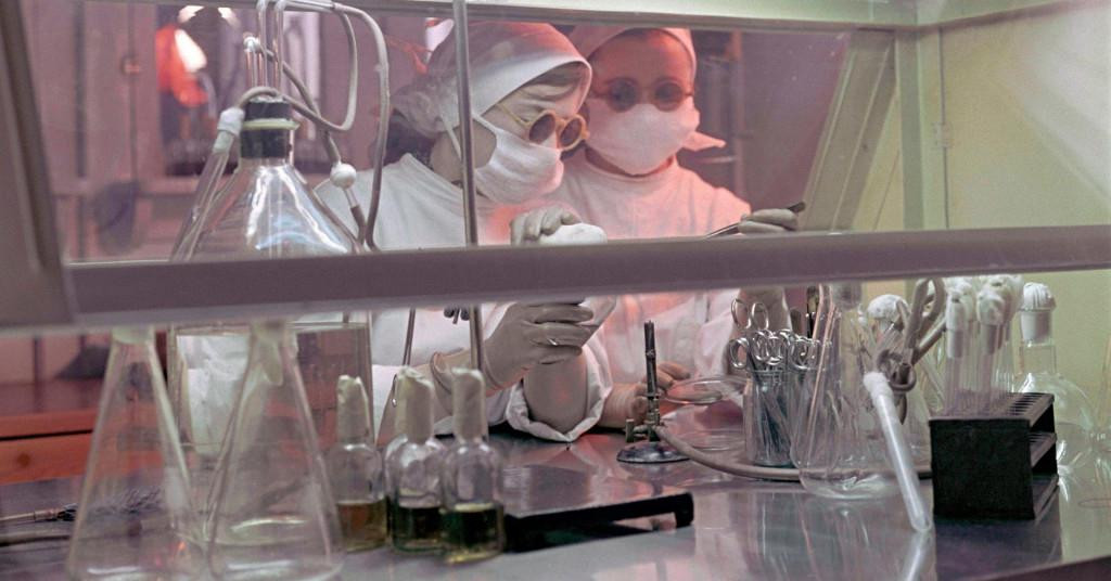 Prizor s Instituta Mihaila Čumakova snimljen 13. svibnja 1961., u vrijeme kada se zvao Institut za poliomijelitis i viralni encefalitis pri Sovjetskoj akademiji medicinskih znanosti