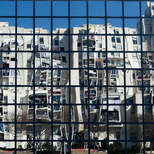 Split, 250213.&lt;br /&gt;
Ekonomski fakultet Split.&lt;br /&gt;
Neboderi u Vukovarskoj ulici se reflektiraju u staklenoj fasadi ekonomskog fakulteta u Splitu.&lt;br /&gt;