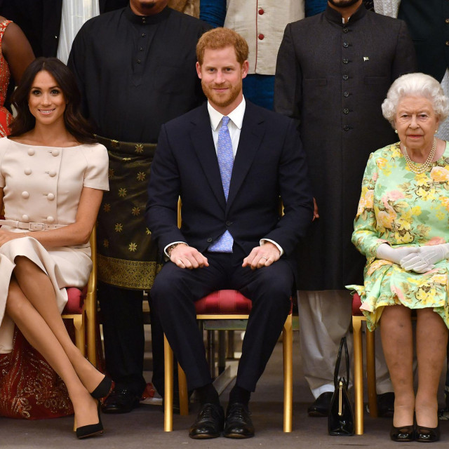 Meghan, Harry i kraljica Elizabetha II. tijekom dodjele nagrada mladim liderima u Buckinghamskoj palači u lipnju 2018. godine 