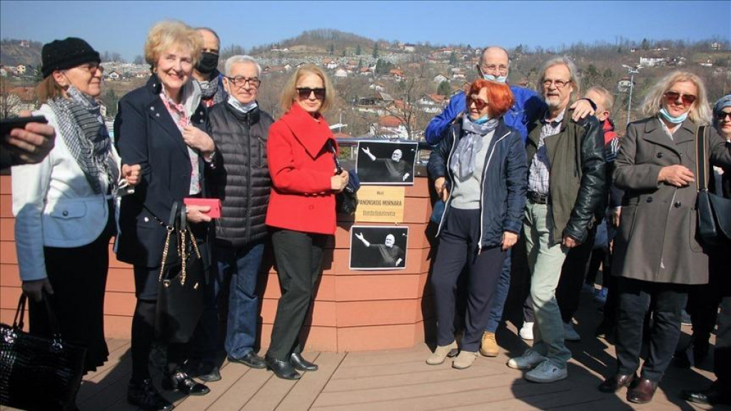 Grupa građana koja je odala počast pjevaču postavljanjem ploče na pješačkom mostu