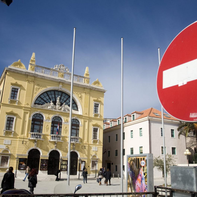  Hrvatsko narodno kazalište Split - koktelima ulaz zabranjen&lt;br /&gt;
 