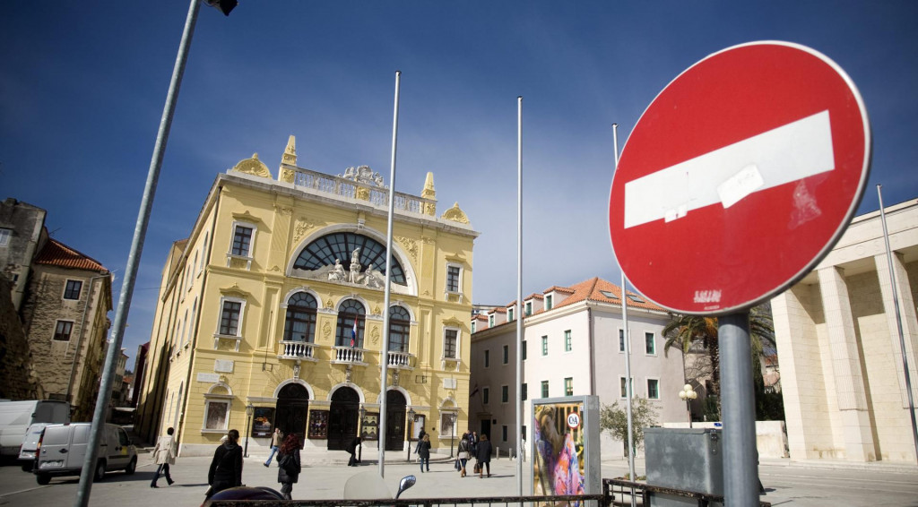  Hrvatsko narodno kazalište Split - koktelima ulaz zabranjen&lt;br /&gt;
 
