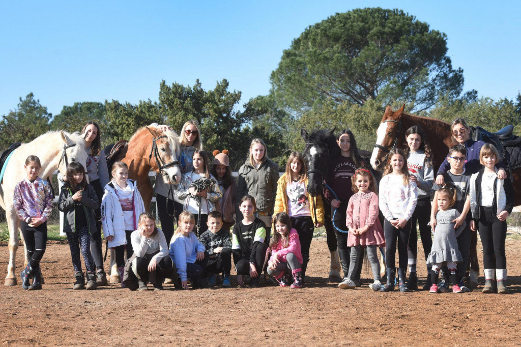 Nedjeljom se u konjickom klubu Sv. Krsevan (Saddle Club Zadar) odrzava Pony Club za djecu koja vole konje i koja vise zele nauciti o tom zivotinjama, sve nadomak Zadra.