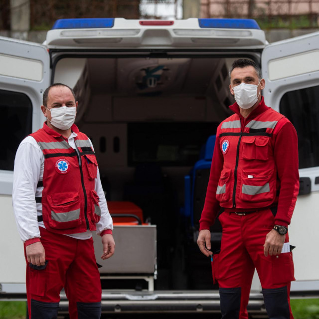Zlatko Tomić i Neven Marinović, vozači sanitetskog prijevoza koji prevoze onkološke pacijente iz Zadra u Split&lt;br /&gt;
 