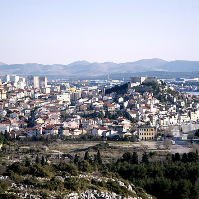Panorama grada kao na kartolini