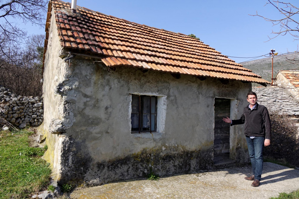Ivan Budalić ispred kuće u zaseoku Budalići u Krstaticama